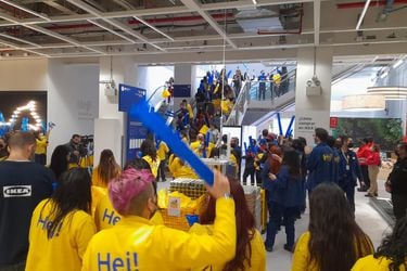 “¡Hola amigos!”, el ministro Marcel y una extensa fila en las afueras: el corte de cinta que dio la partida a Ikea en Chile y Sudamérica