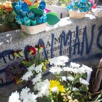 Fundación Víctor Jara denuncia vandalización de tumba del cantautor chileno y su esposa Joan Jara Turner