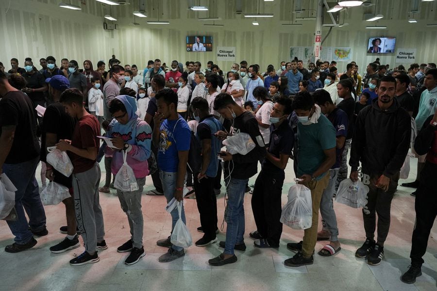 Nueva York declara estado de emergencia para responder a crisis migratoria  que colapsa su sistema de asilo - La Tercera