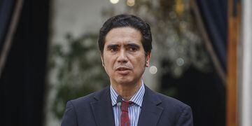 Ministro de Hacienda realiza un punto de prensa en La Moneda