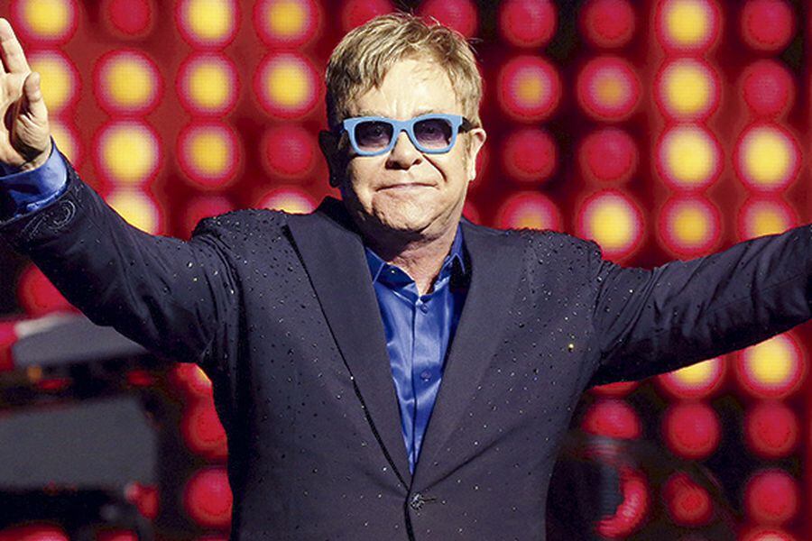 Elton John celebra sus 70 años en plena vigencia La Tercera