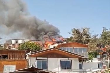 Incendio afectó viviendas en la comuna de Lo Barnechea