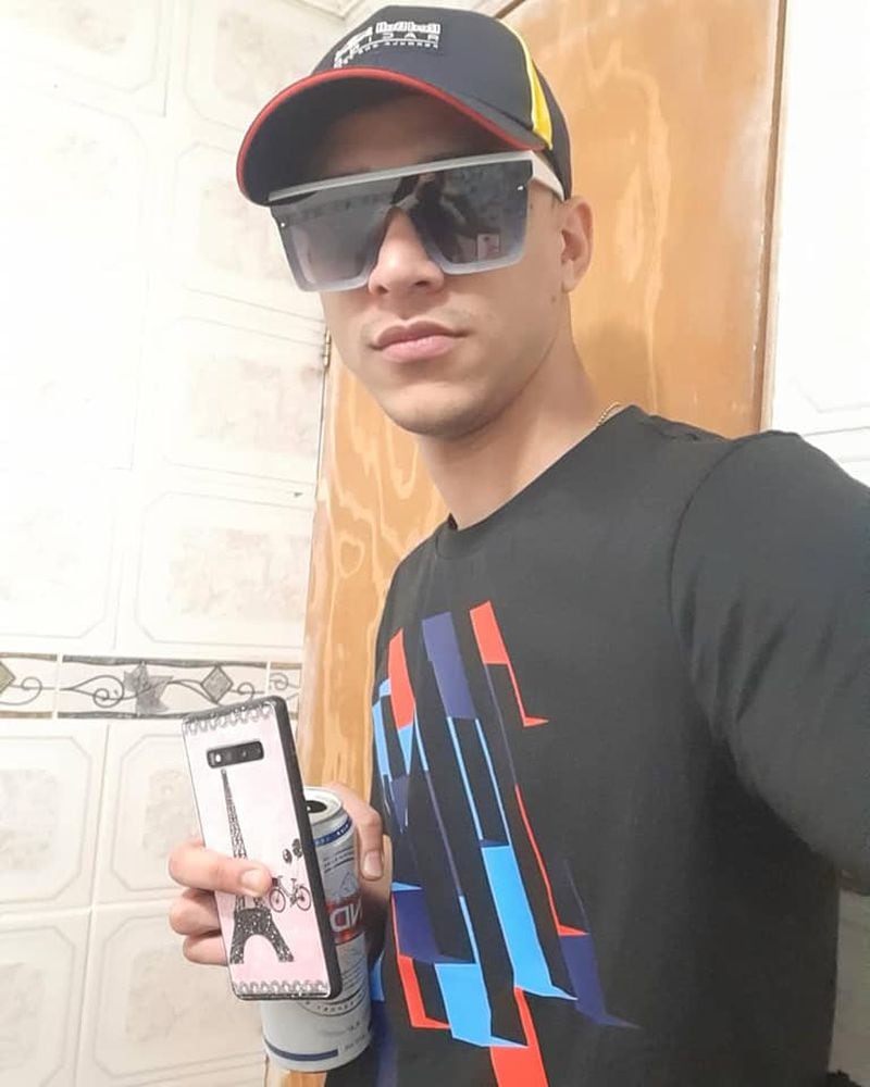 Hombre venezolano tomándose una selfie