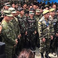 La especial promesa de Pacquiao a las tropas filipinas: "Si el combate no ha terminado cuando vuelva, me uniré a ustedes"