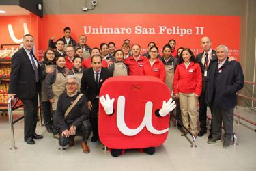 Imagen Equipo Unimarc San Felipe II junto a ejecutivos de la compañía y autoridades locales