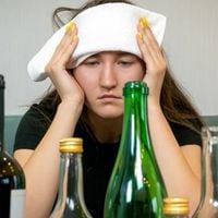 9 síntomas después de beber alcohol que podrían significar algo más grave que una simple resaca