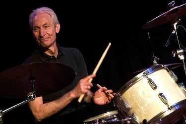 1200px-Charlie_Watts_on_drums_The_ABC_&_D_of_Boogie_Woogie_(2010)