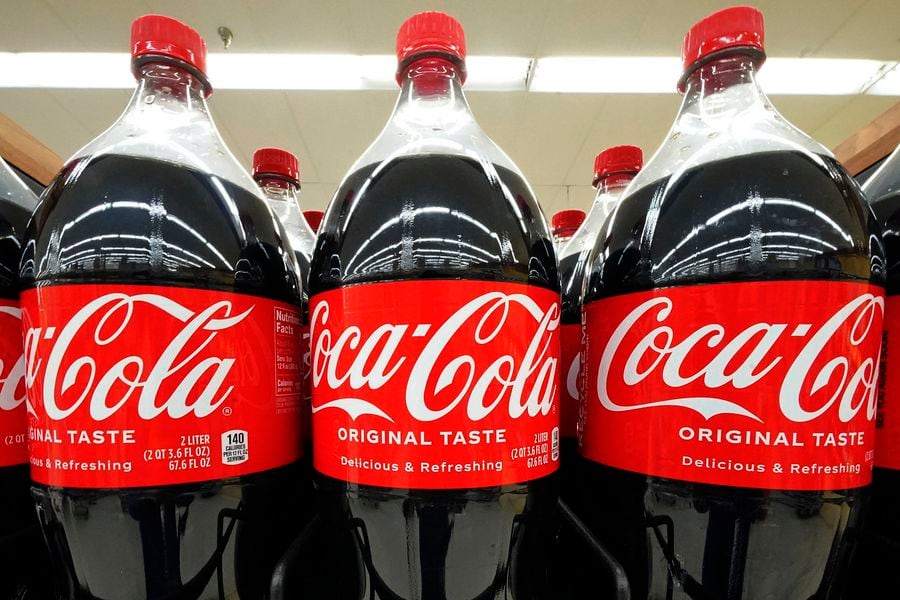 Ganancias de Coca-Cola superan las expectativas ante alza de precios y mayor demanda en cines y restaurantes