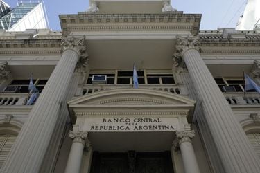 Banco Central argentino interviene fuerte para frenar derrumbe de mercados ante creciente incertidumbre