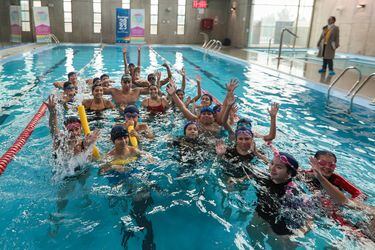Representantes del Team Chile de natación y para natación mostraron sus habilidades a niños en La Pintana