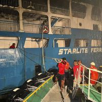 Rescatan a 80 personas de trasbordador que se incendió en cercanía de puerto en Manila