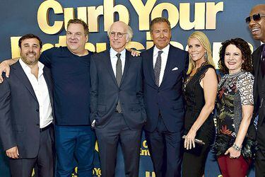 Jeff Schaffer, Jeff Garlin, Larry David, Richard Plepler, Cheryl Hines, Susie Essman y J. B. Smoove en la premiere de Curb your enthusiasm.