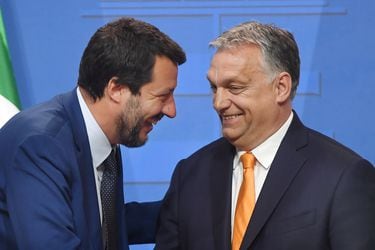 El líder del Partido Liga y exministro del Interior de Italia, Matteo Salvini junto al primer ministro de Hungría Viktor Orbán. FOTO: AFP