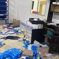 Delincuentes saquean farmacia en sector de Plaza Italia en medio de desórdenes por aniversario del estallido social