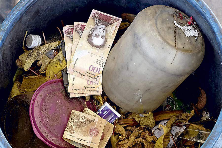 Venezuelan-100-bolivar-notes-thrown-by-peop-(42754929)