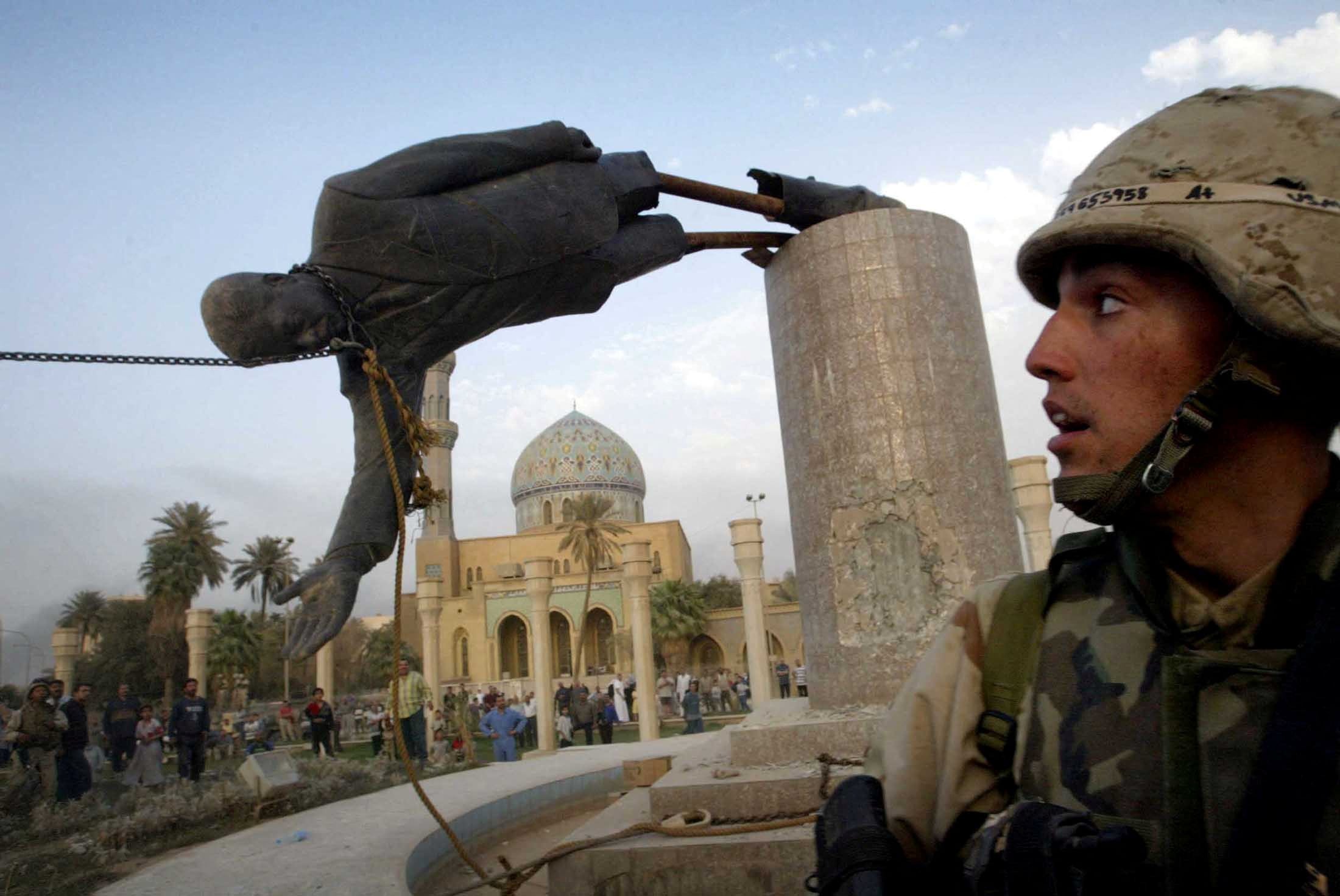 Kirk Dalrymple, especialista en asalto del Cuerpo de Marines de EE.UU., observa cómo cae una estatua del presidente iraquí Saddam Hussein en la plaza Firdos, en el centro de Bagdad, el 9 de abril de 2003. Foto: Archivo