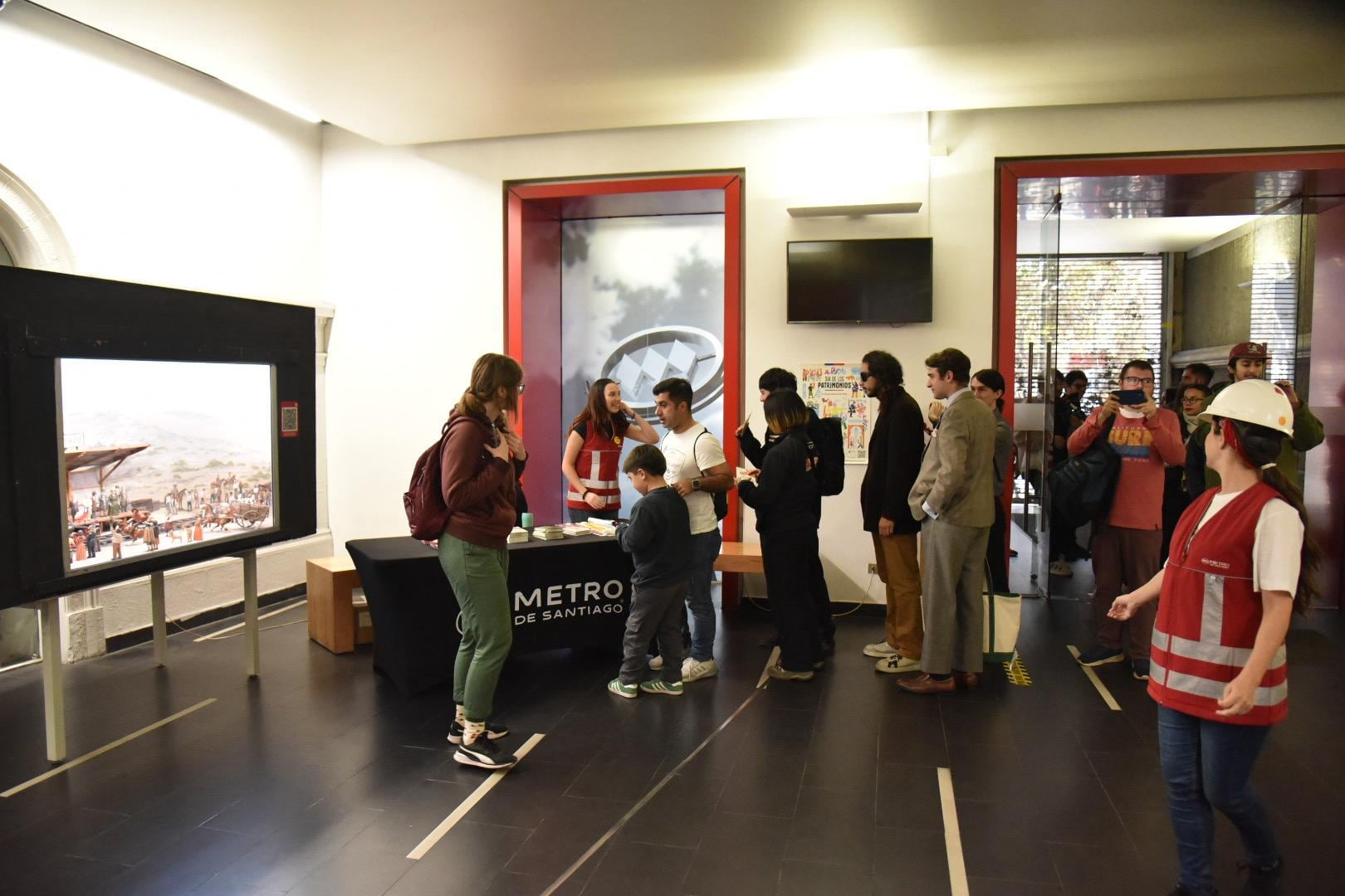 Metro lanza tarjeta BIP! conmemorativa del Día del Patrimonio y habilita nuevo programa de visitas guiadas al tren subterráneo.