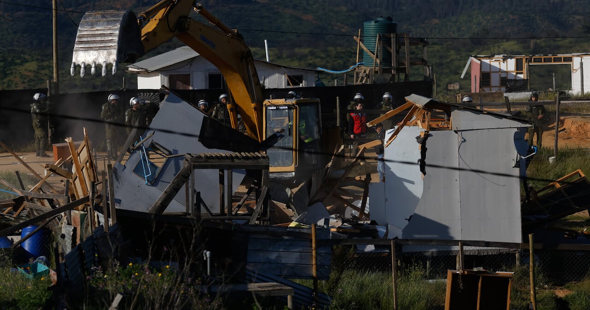 Con amplio contingente policial: autoridades afirman que proceso de desalojo y demolición en toma Calicheros ha sido “tranquilo”