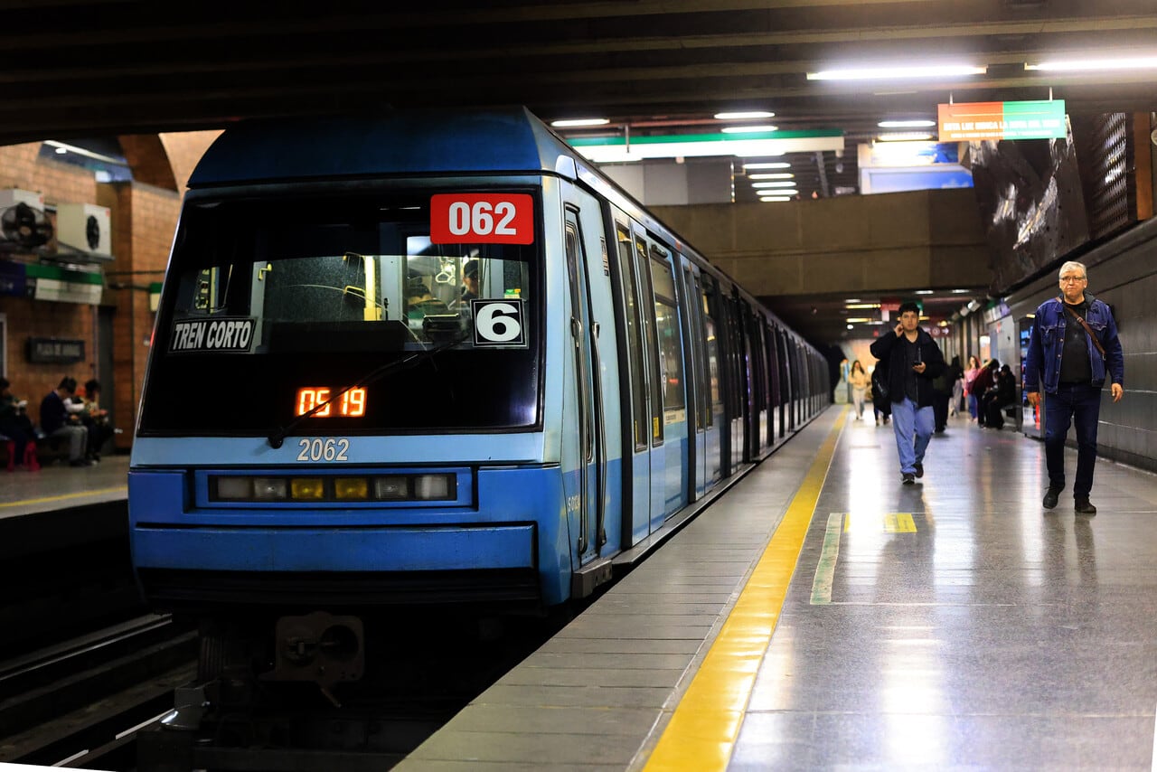 Metro informa de servicio parcial en Línea 1 por persona en la vía: hay tres estaciones cerradas
