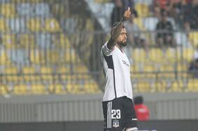 Por qué Arturo Vidal se besó la rodilla derecha después de volver a vestir la camiseta de Colo Colo