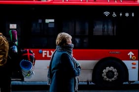 Dos mujeres fallecen tras ser atropelladas por bus RED en el centro de Santiago