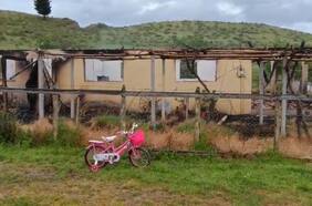 Investigan quema de un domicilio, galpón y maquinaria en La Araucanía