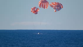 NASA revela nuevas imágenes del amerizaje de Artemis II en el océano Pacífico