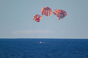 NASA revela nuevas imágenes del amerizaje de Artemis II en el océano Pacífico