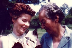 Gabriela Mistral y sus fieles gatos siameses: “La gente tendría que tener por obligación gatos”
