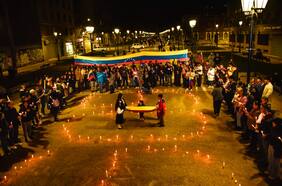 “Una luz por la libertad de los presos políticos”: Comunidad venezolana realiza velatón en el centro de Santiago