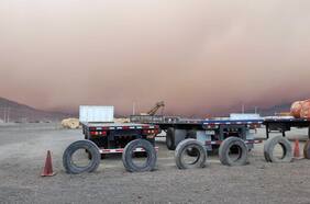 Intensa tormenta de arena sorprende a Calama y sectores mineros: hay cortes de luz e interrupción de rutas