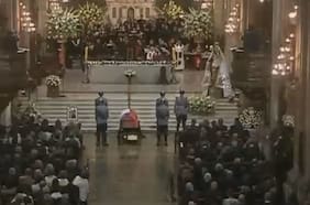 Restos del expresidente Piñera ya se encuentran en la Catedral y comienza misa fúnebre