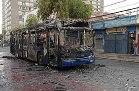 Queman bus afuera del Liceo Barros Borgoño: Bomberos ya controló el siniestro