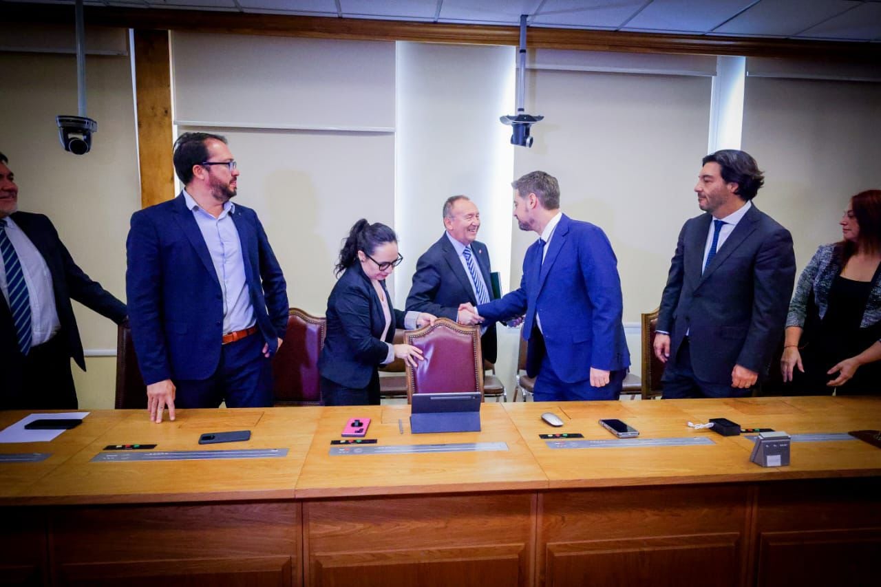 Ministro García Ruminot defiende reducción del impuesto a las empresas y apunta que “no es un capricho”