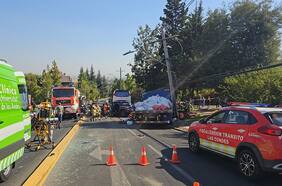 Choque múltiple entre seis vehículos en Las Condes deja siete personas heridas: una está en riesgo vital