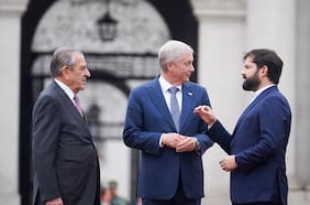 “Hemos sido rivales... pero nos une Chile”: Kast y Boric coinciden en ceremonia del bicentenario de la Presidencia