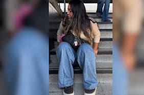 “Es denigrante”: Joven en silla de ruedas tuvo que arrastrarse para subir escaleras del Metro