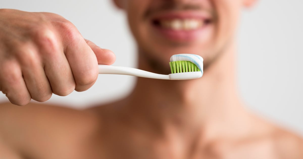 ¿Debes lavarte los dientes antes o después de desayunar? Esto dicen los expertos