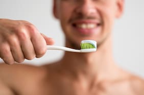 ¿Debes lavarte los dientes antes o después de desayunar? Esto dicen los expertos