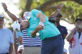 Joaquín Niemann se posiciona bien para sortear el corte del PGA Championship