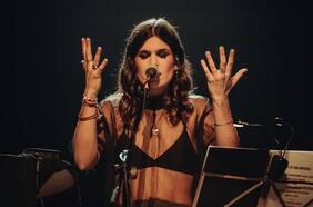 La poeta Elvira Sastre vuelve a Chile con recital de poesía y música