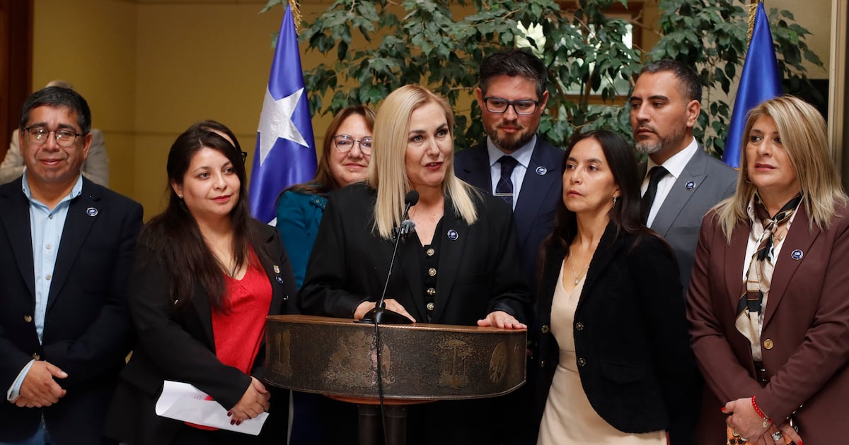Votos PDG y DC dejan a Grau al borde del abismo: Jiles ratifica apoyo a acusación y Barría se declara en reflexión - La Tercera