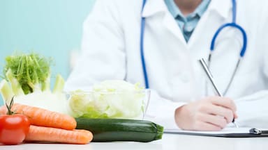 4 cambios en la alimentación que pueden ayudar a reducir el riesgo de cáncer, según un oncólogo