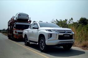 La Mitsubishi L200 muestra su poder remolcando un camión cargado de autos en una pendiente