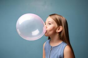 Incierto impacto: estudio advierte que los chicles liberan cientos de microplásticos en la boca