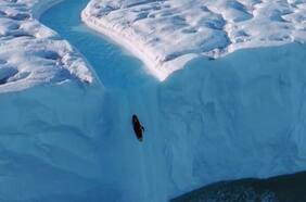 La impresionante hazaña de un kayakista descendiendo por una cascada de hielo
