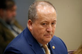 Presentan denuncia por “abuso de poder” en contra del fiscal Valencia tras versión de reunión con Hermosilla y Chadwick