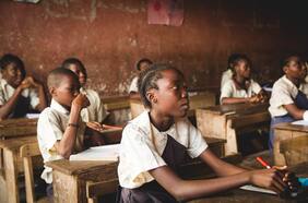 “Ensuciaban a los niños para que se vieran más pobres”: el desgarrador relato de una joven que reveló las mentiras de los voluntariados