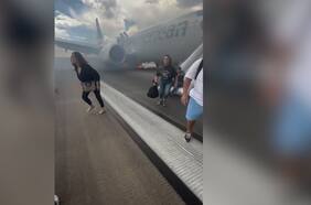 Así fue la dramática evacuación de un vuelo por un incendio dentro del avión