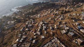 Adam Chilton, académico de la U. de Chicago: “Lo notable de Chile es que sigue teniendo menos asentamientos informales que otros países de la región”